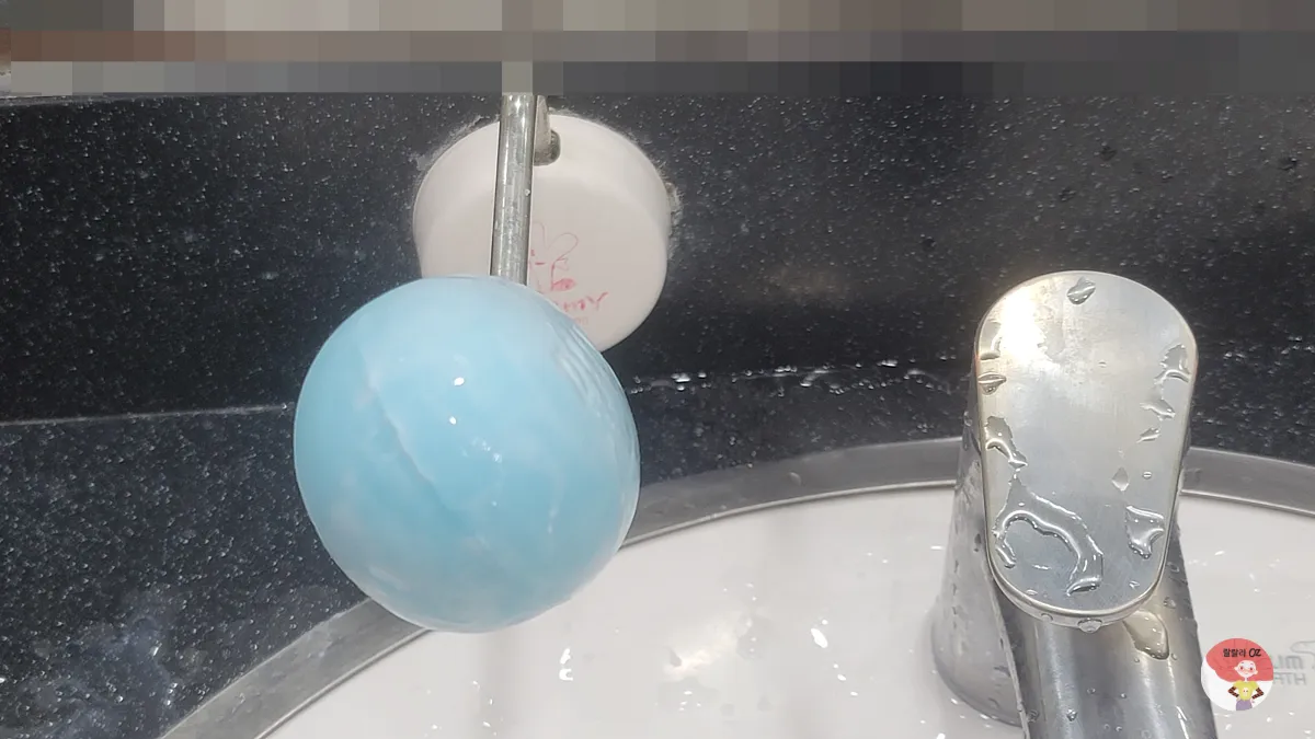 공중 화장실 벽에 고정된 파란색 바 비누