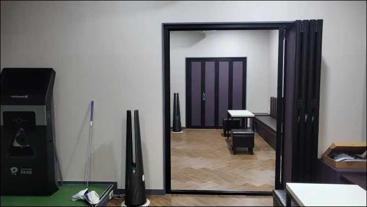 골프연습장 폴딩도어 열어둔 모습