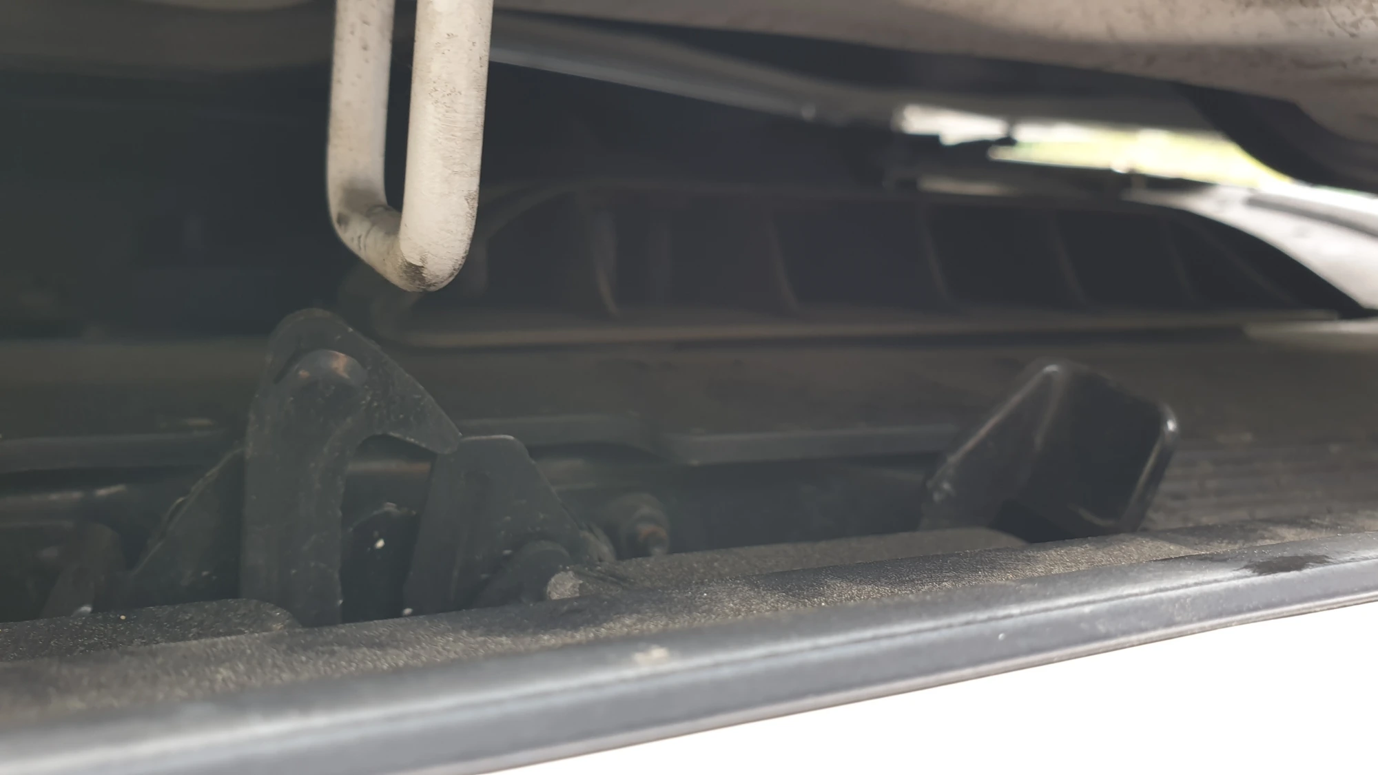 소나타 본넷 안전장치 모습