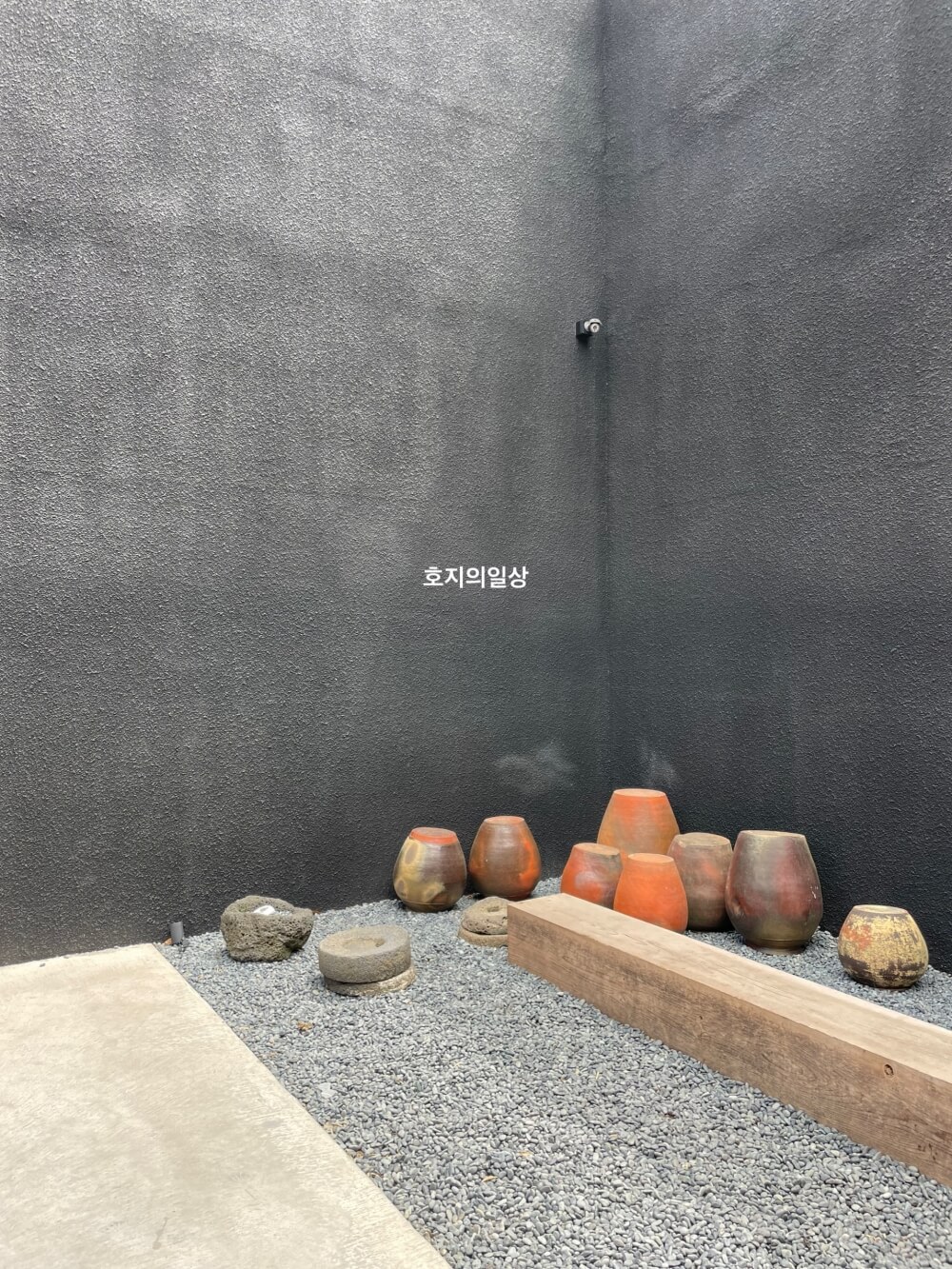 무로이 카페 제주 - 매장 앞 장독대 인테리어