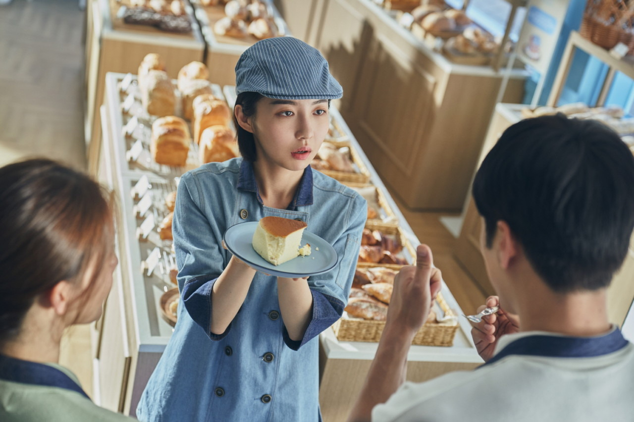 빵을 들고 있는 주현영 배우님의 모습