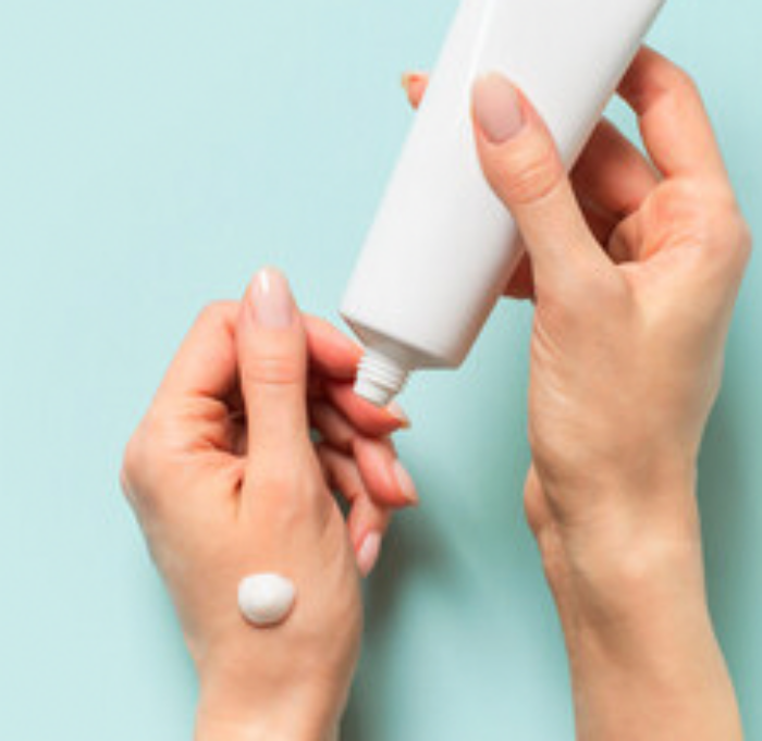 촉촉함을 유지하기에 핸드크림 사용