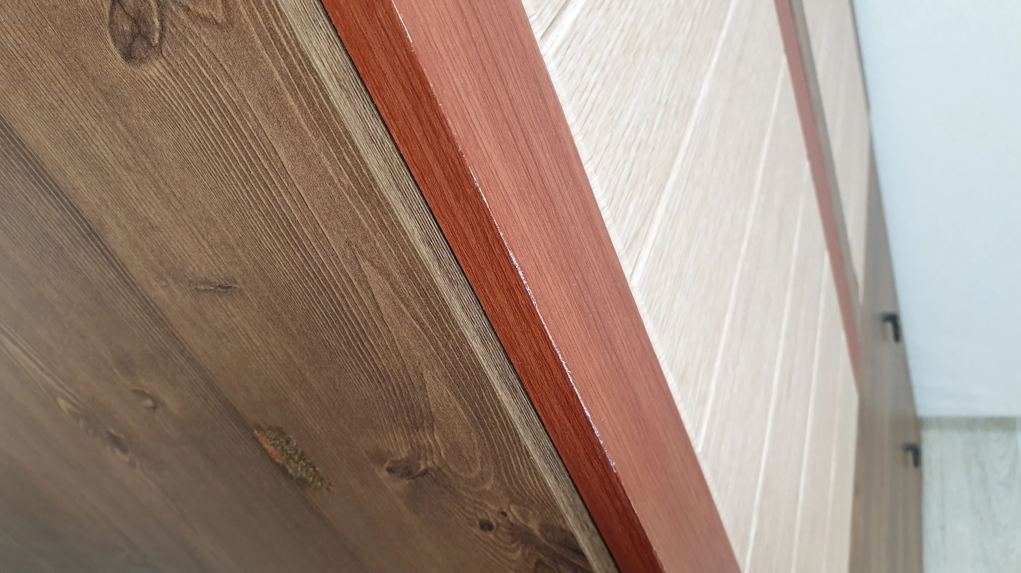 모서리 시트지 헤진 모습