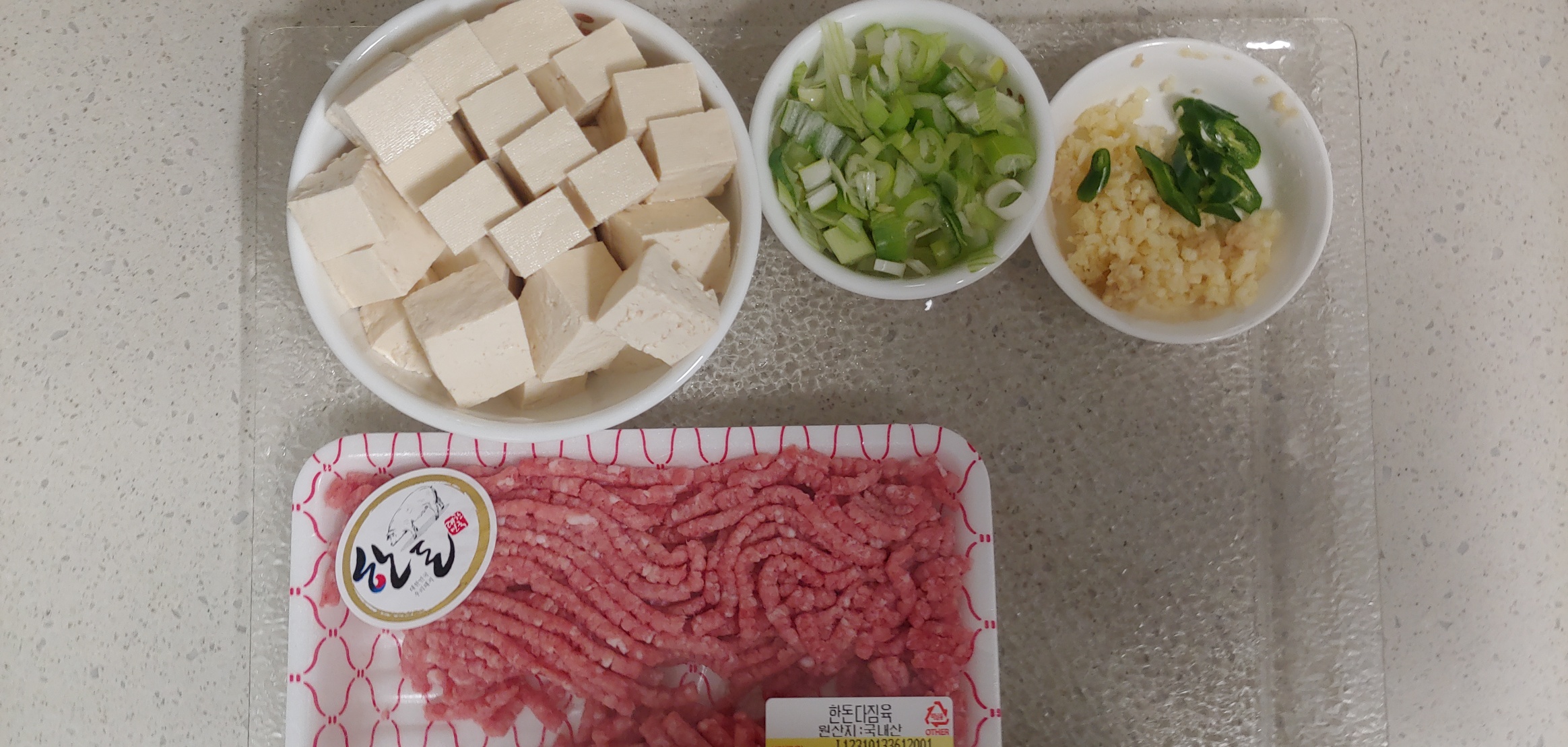 향신료가 중요하지 재료는 조촐합니다. 찌개두부를 사용했는데, 연두부가 더 맛있습니다.