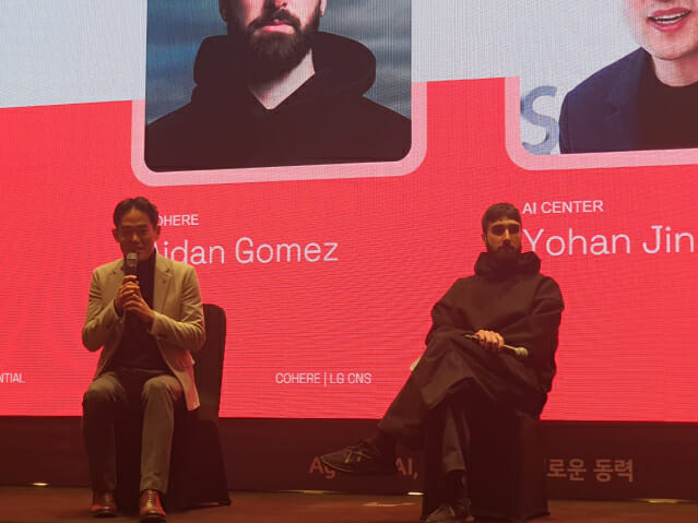 진요한 LG CNS AI 센터장이 에이단 고메즈 최고경영자(CEO)와 대담을 진행하고 있다.