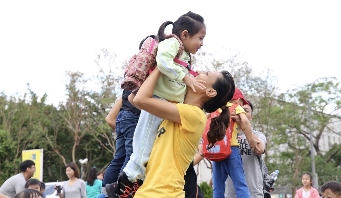 엄마가 아이를 올려 안고 칭찬하는 사진