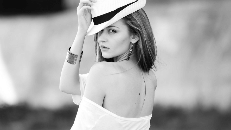 각질이 생기는 이유로 참고 하고 모자를 쓰고 있는 여성