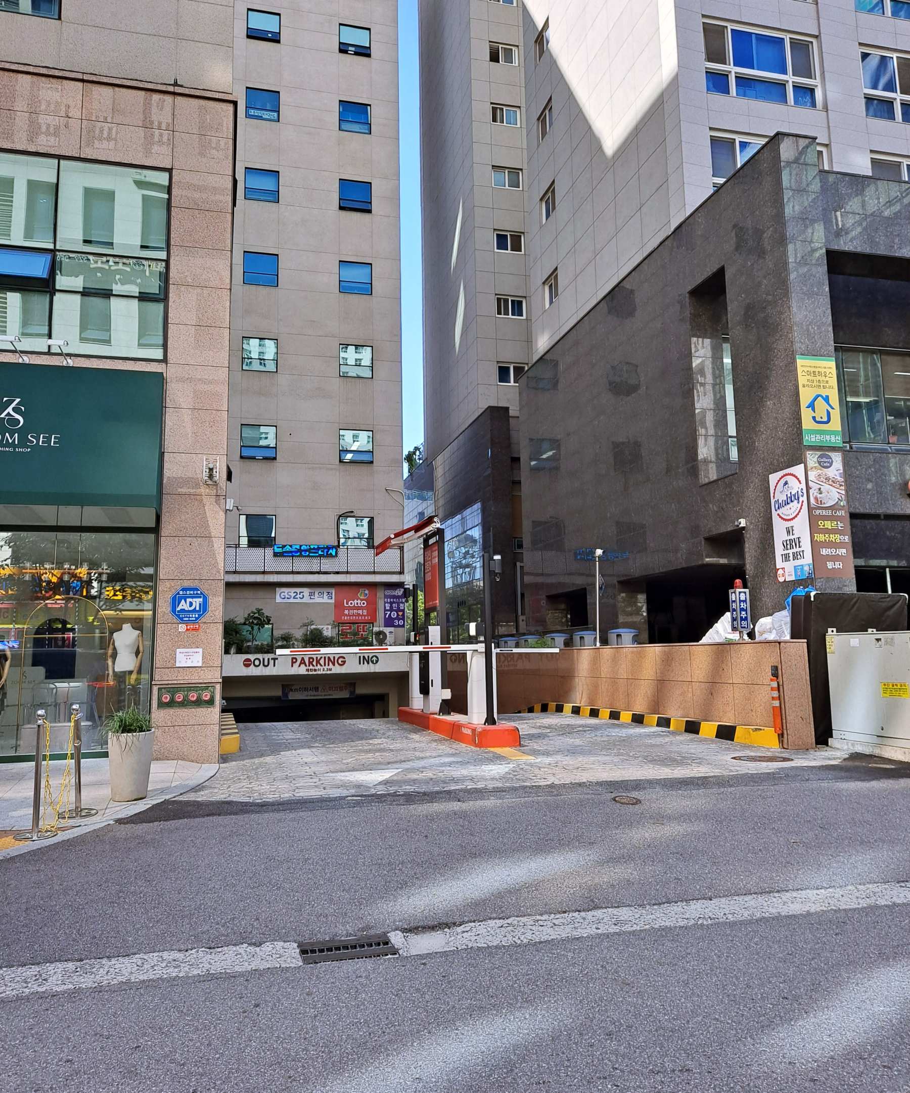 건물 주차장 들어가는길