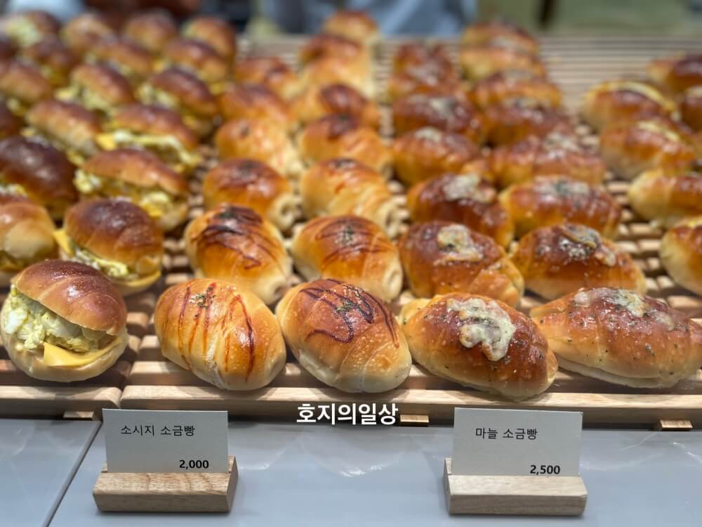 르페르 베이커리 광교 - 소시지, 마늘 소금빵