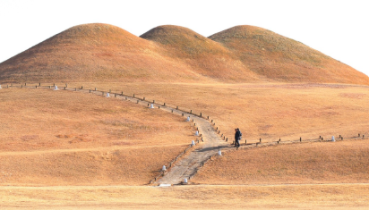 가야 고분에서 출토된 토기와 철기의 특징과 분포