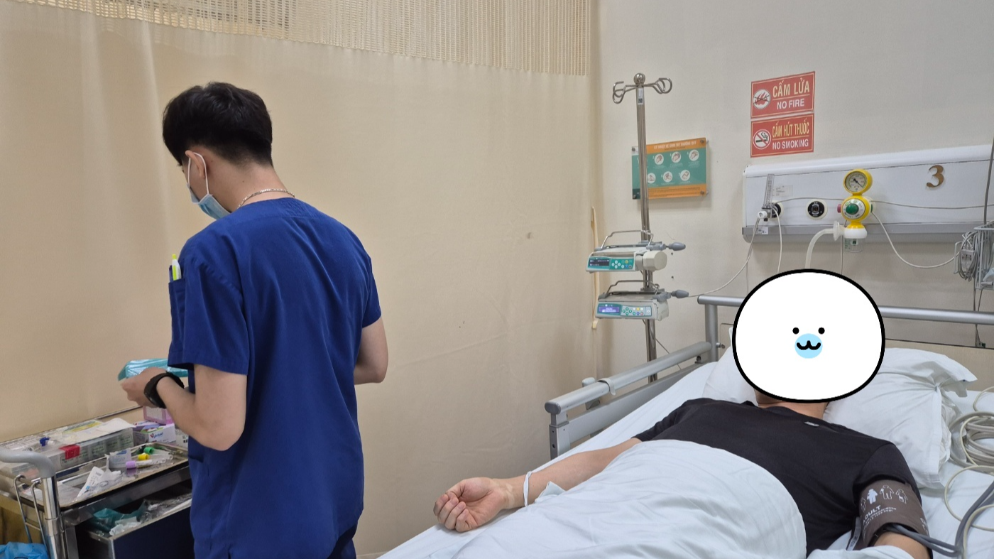 빈멕병원 응급실 침상에 누워 있는 남편