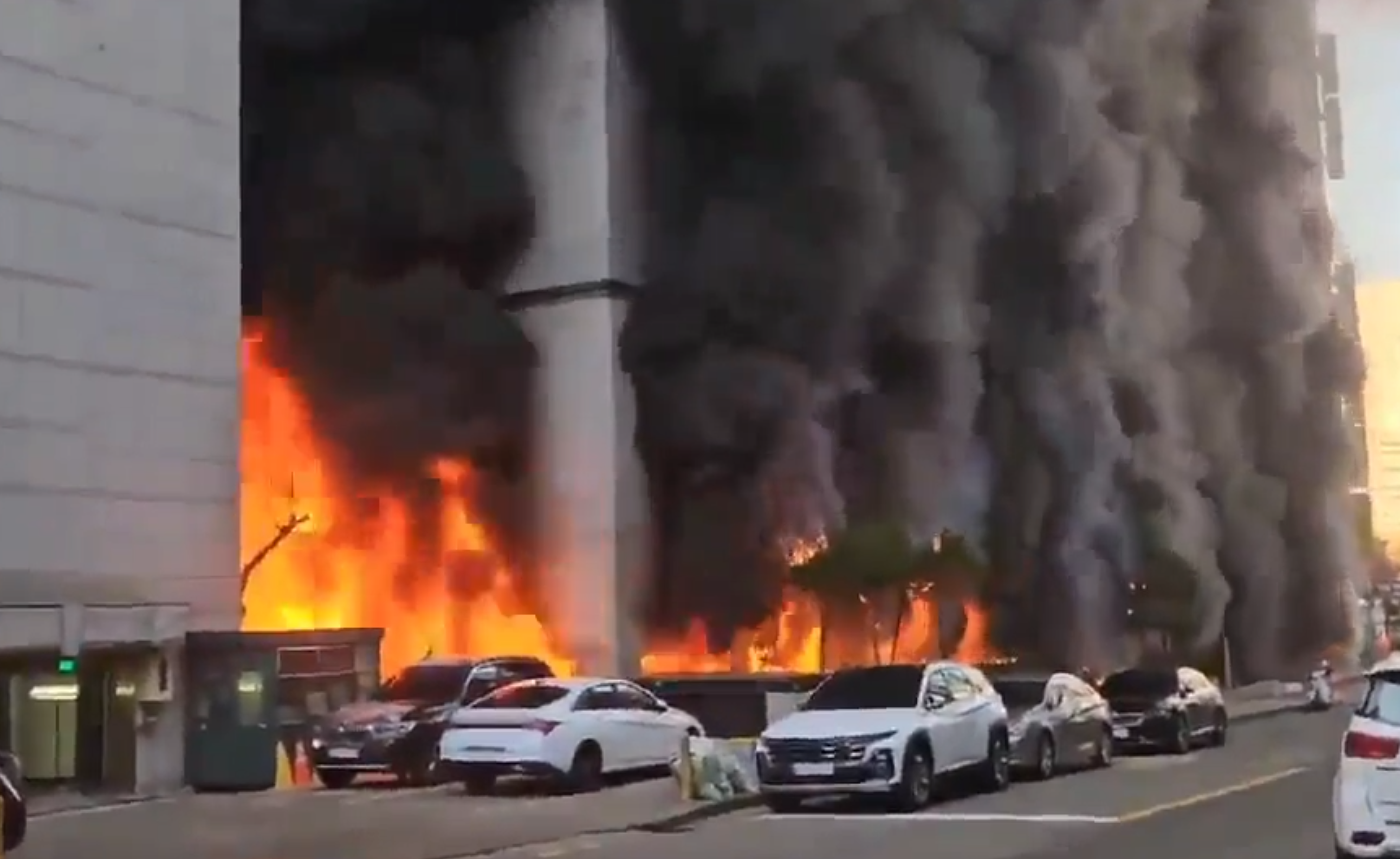 야탑역 인근 대형 화재 발생: 30분 만에 초진, 인명 피해는?