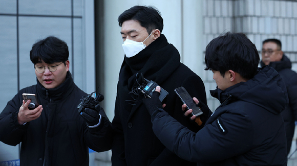 마약류관리법 위반 혐의로 불구속기소 된 전두환 씨 손자 전우원 씨가 지난해 12월 22일 서울 서초구 서울중앙지법에서 열린 1심 선고공판에서 징역 2년6개월, 집행유예 4년형을 선고받은 후 법원을 나서고 있다. [사진=뉴시스]