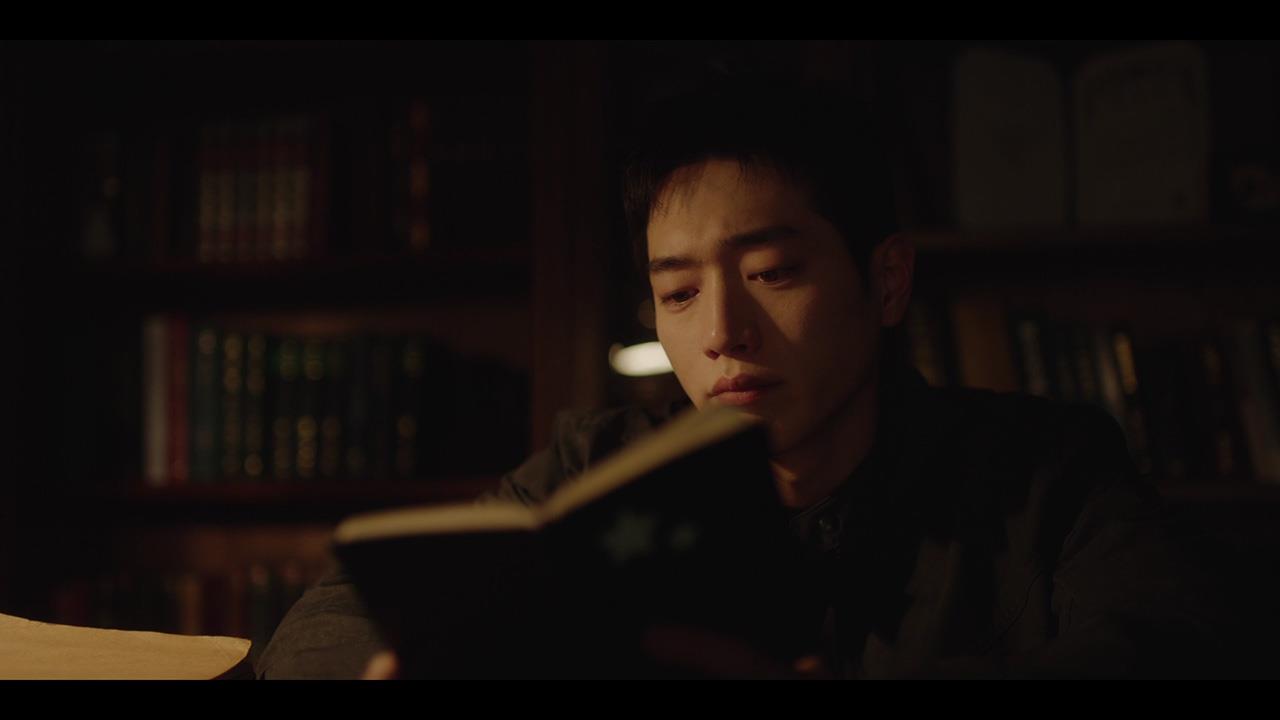 수첩을 읽는 정해성 역 서강준의 6회 장면