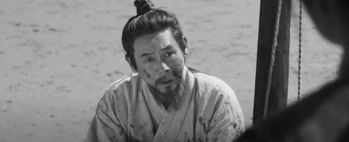 얼굴에먹을묻히고변요한을바라보는설경구