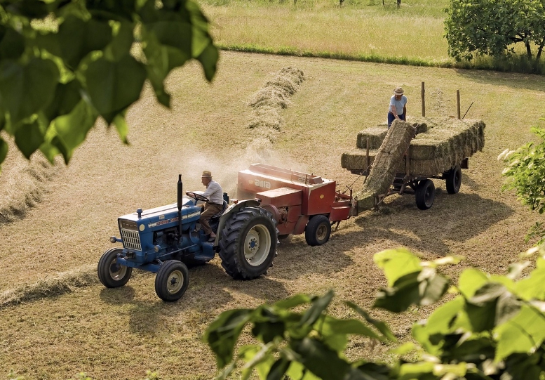 농촌 트랙터 사진