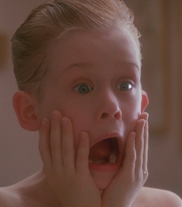 나홀로집에 영화의 한 장면. 주인공의 시그니처 포즈다