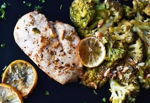 닭가슴살구이, 레몬, 브로콜리요리