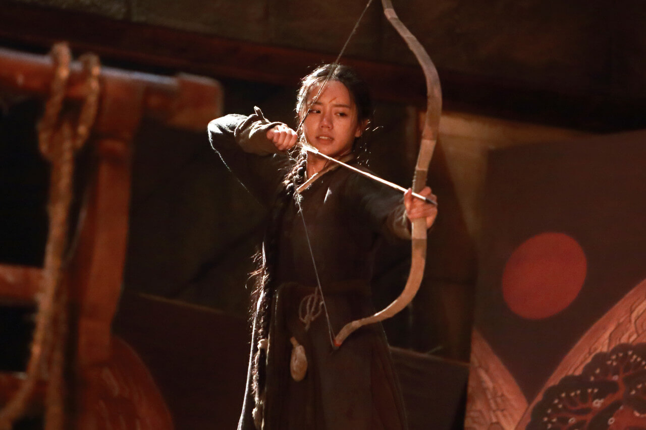 활을 쏘려고 준비 중인 윤겸의 딸 윤명