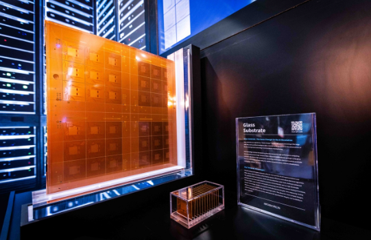 SK CES 부스에서 SKC 글라스 기판이 AI 데이터 센터에 적용된 모습이 전시돼 있다. [SKC 제공]