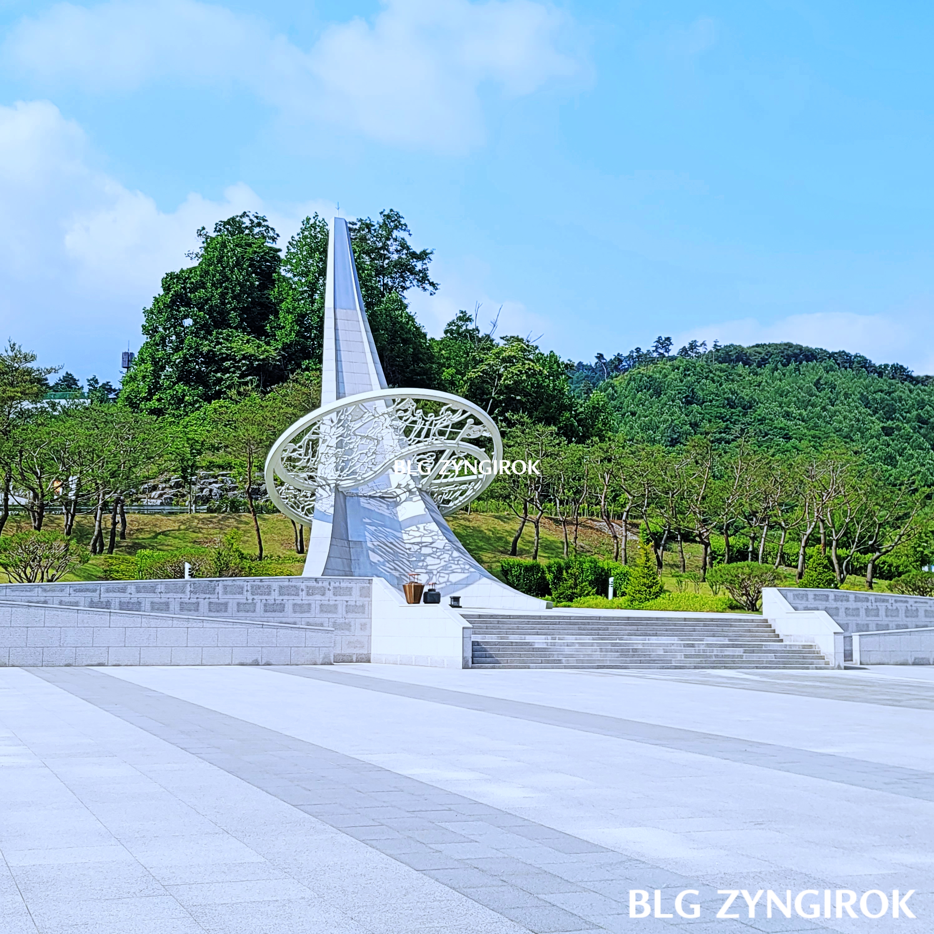 국립괴산호국원의-현충광장이다.