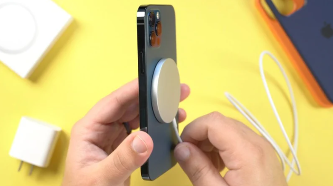 아이폰 뒷면에 고정 맥 세이프 충전기 - 아이폰 뒷면에 고정