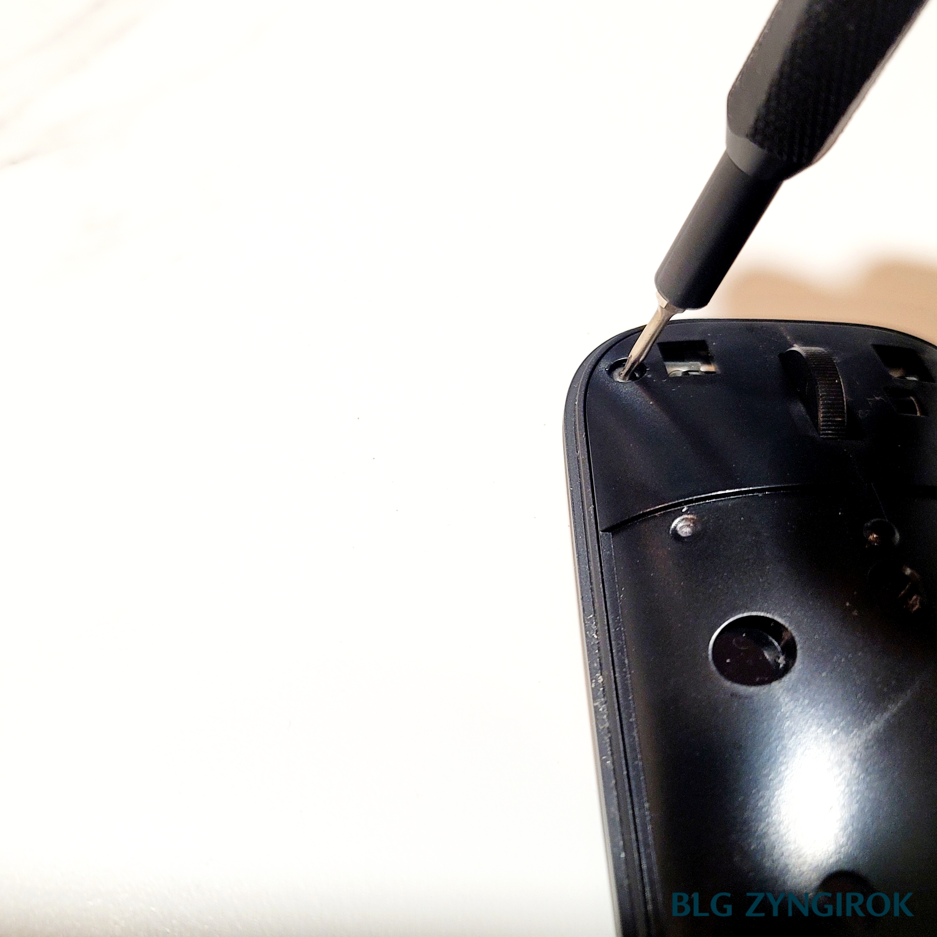 MS Design Mouse 첫번째 나사를 분리중이다