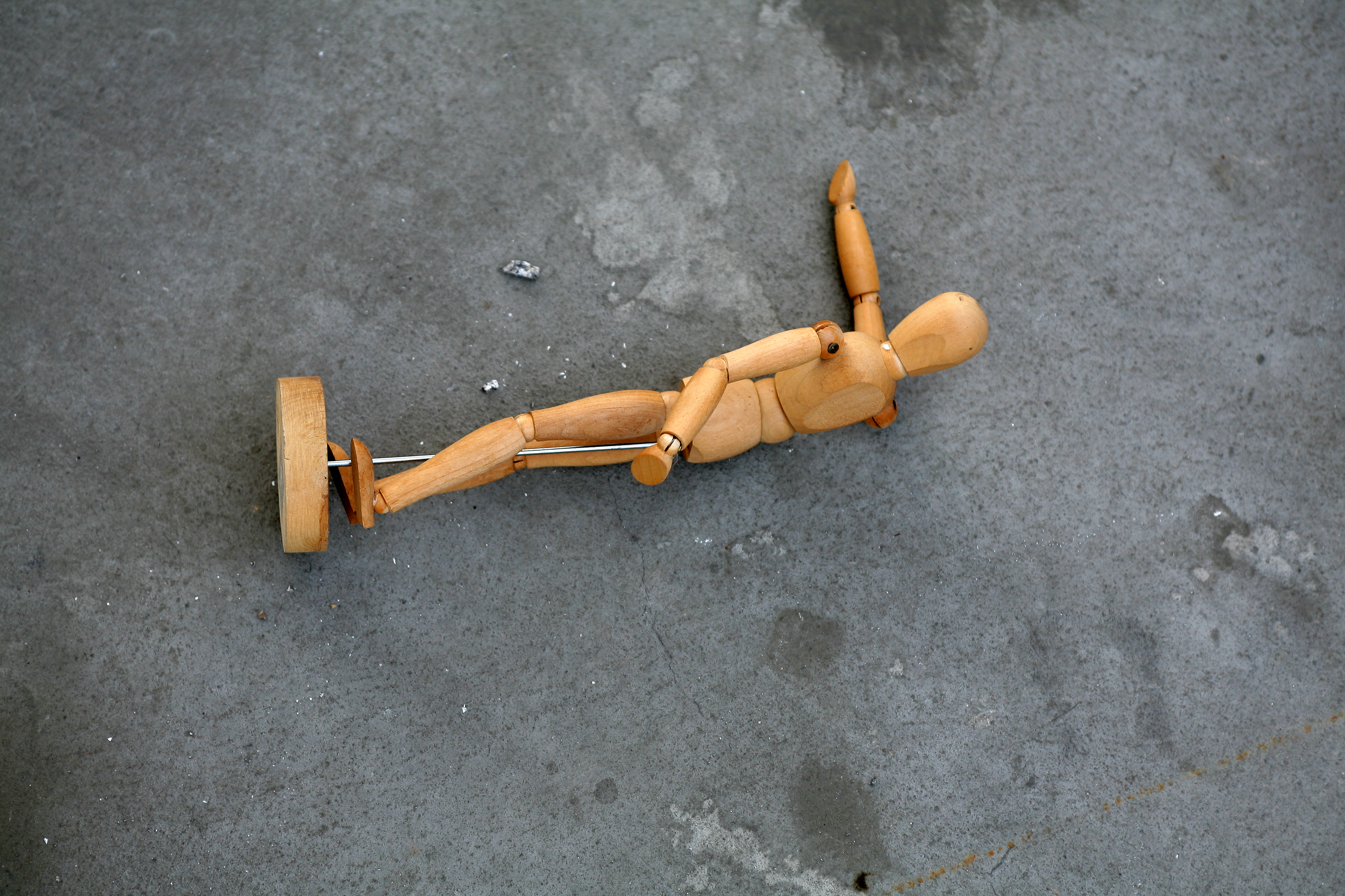 넘어져 있는 목각인형의 모습