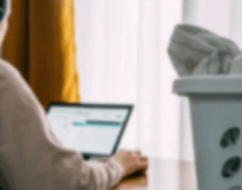 노트북을-사용하고-있는-사람