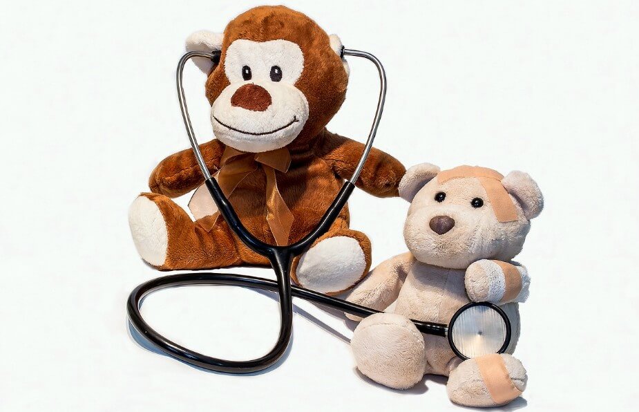 인형과 의사 놀이 장난감들