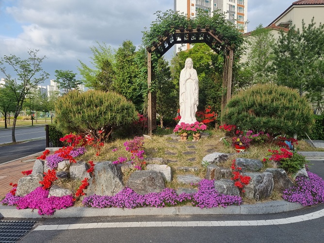 대전 반석동성당 성모상