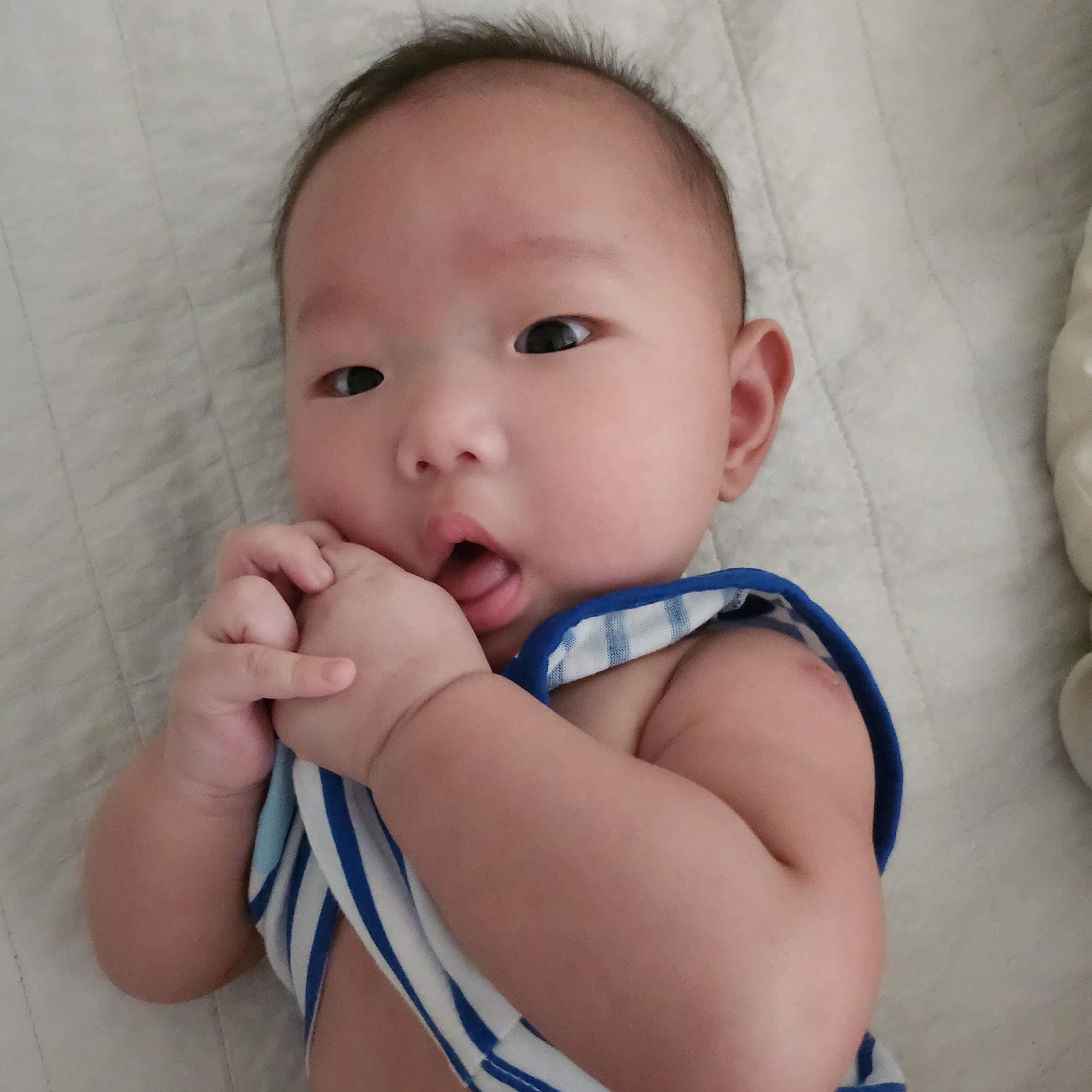 4개월-아기-표정-놀이