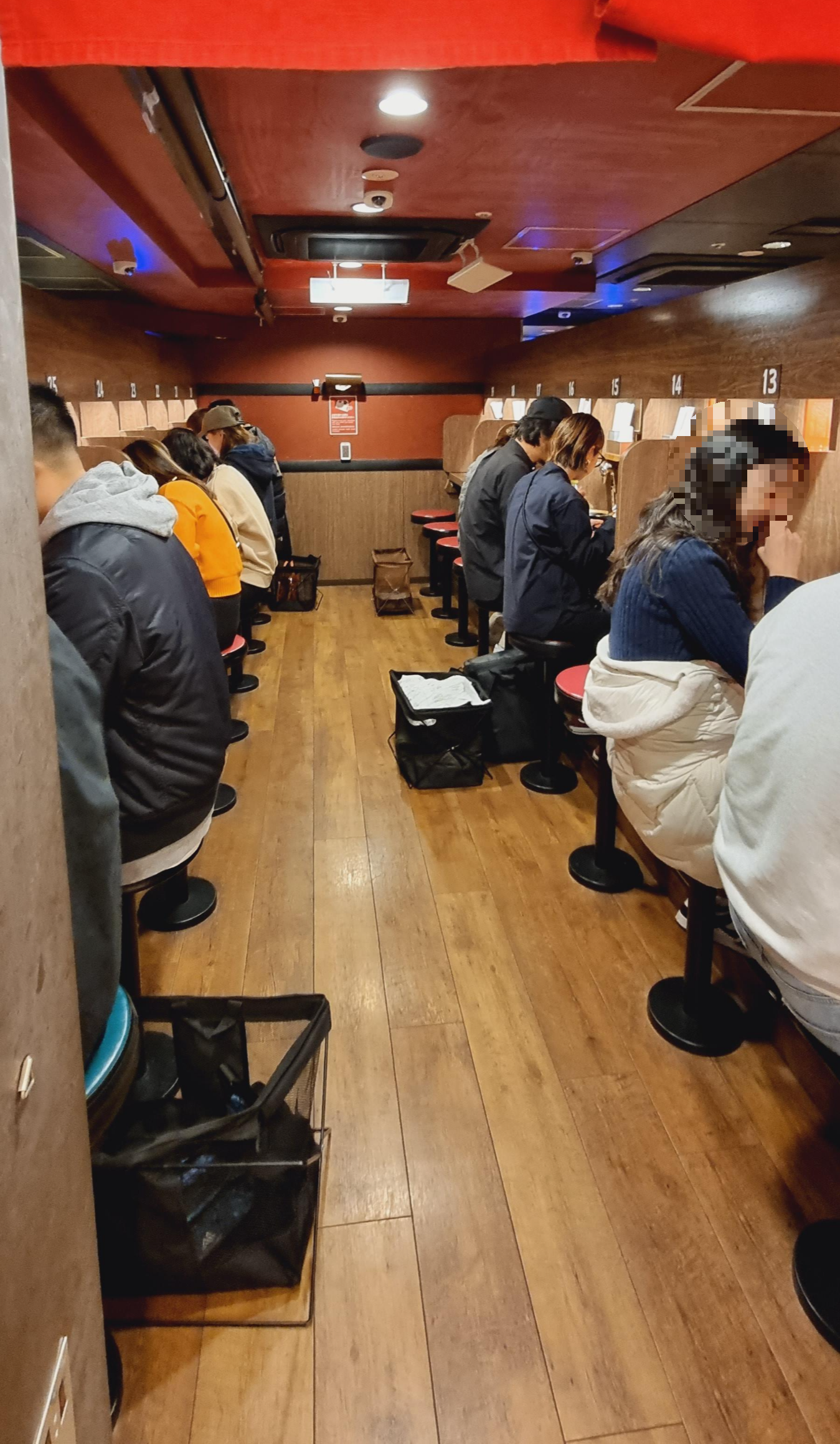 이치란라멘-우메다점-내부