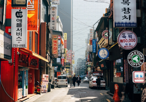 용산-이태원-거리에-사람들이-지나가고-있다