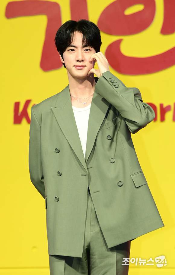 그룹 방탄소년단(BTS) 진이 15일 오전 서울 종로구 JW매리어트 동대문에서 열린 넷플릭스 새 예능 시리즈 '대환장 기안장' 기자간담회에 참석하고 있다. [사진=정소희 기자]