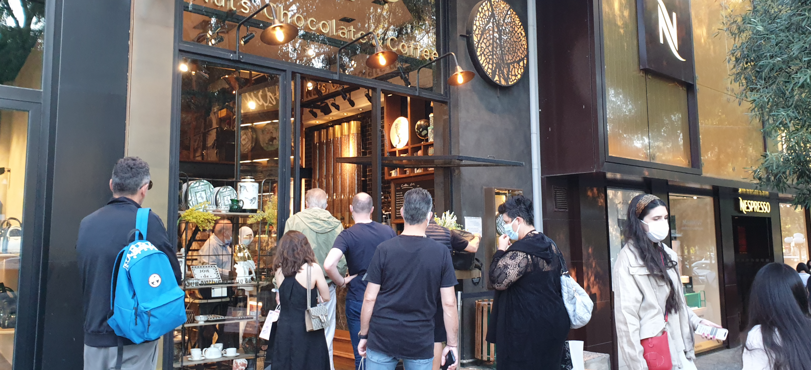 에스프레소를 사려고 줄 선 사람들