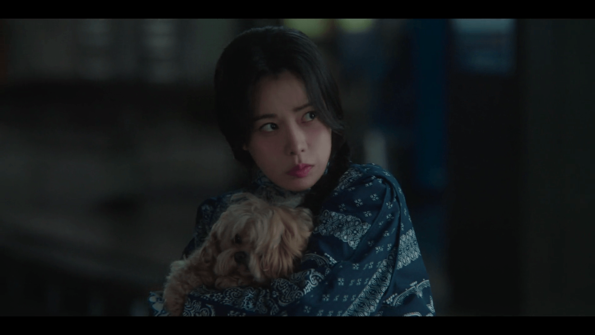멋진 신세계 4회 넷플릭스 명장면 길거리에서 만난 유기견에게 고기뼈를 챙겨주며 남다른 동물 사랑을 보여주는 임지연