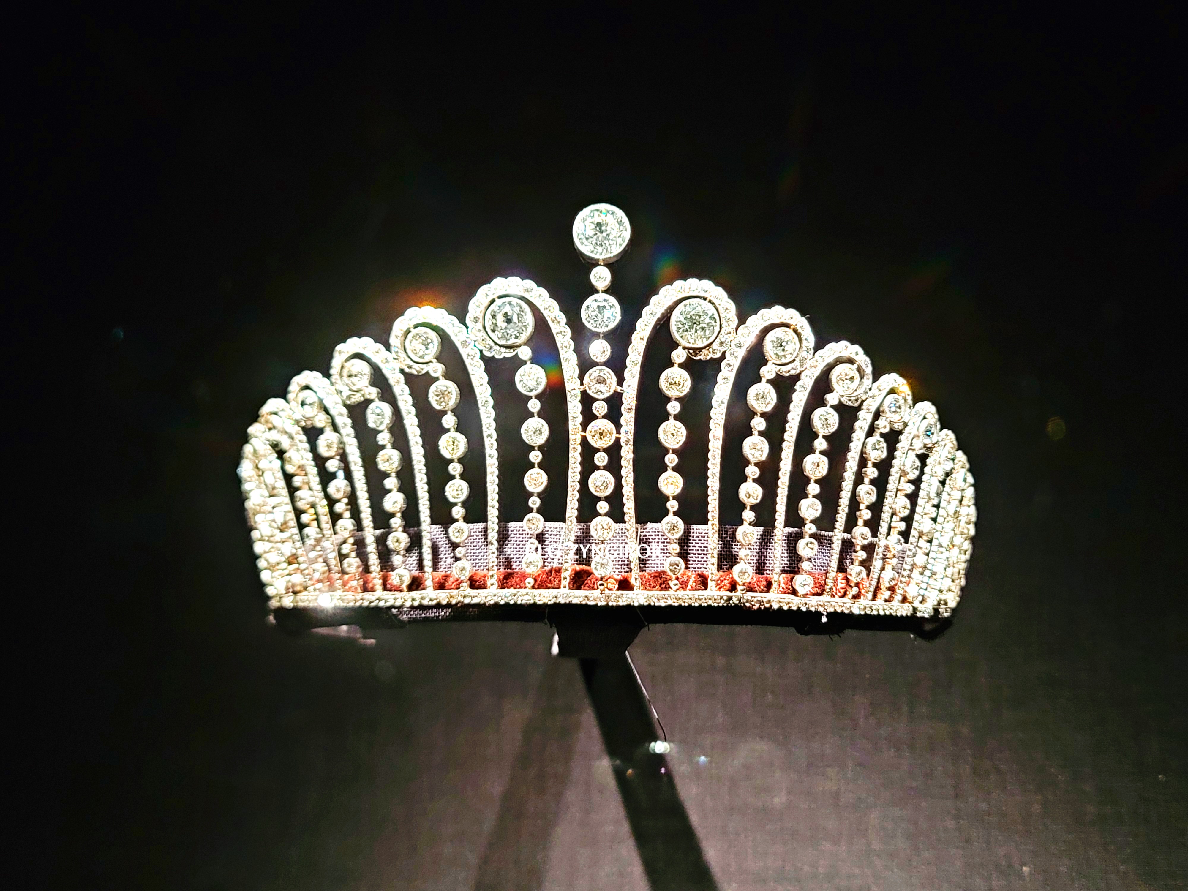 롯데타워 - 롯데뮤지엄 고혹의 보석 매혹의 시간 - 티아라 전시품 모습이다.