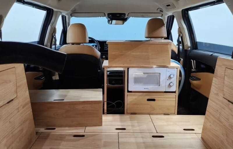 카니발 캠핑카 내부의 가구 및 전자렌지 모습