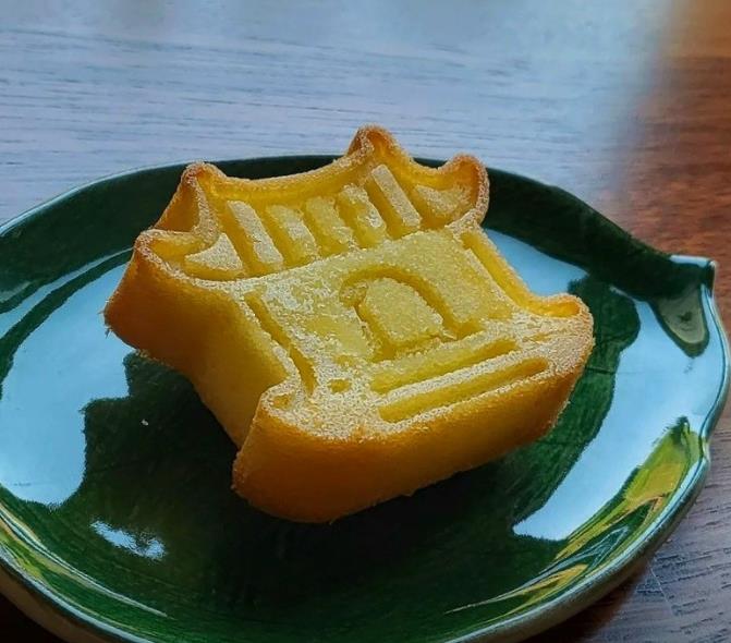 다과 접시에 예쁘게 올려진 6시내고향 문경 관문빵