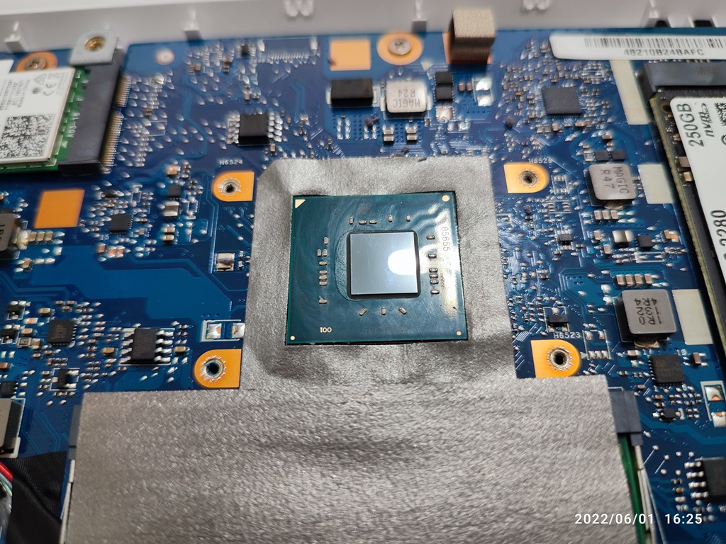 CPU 위의 서멀도 닦아내는 중