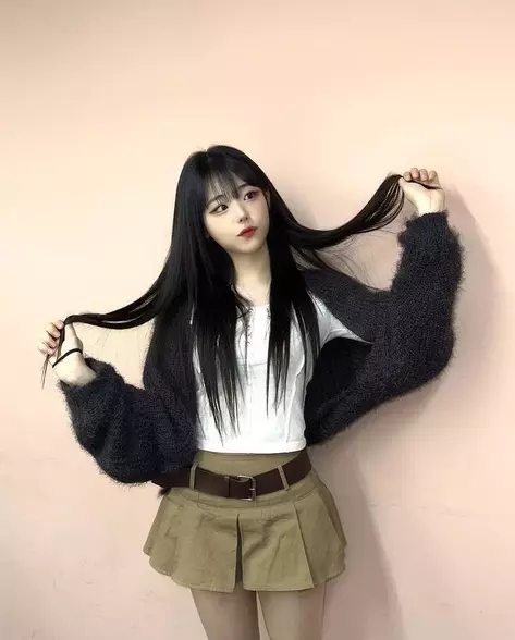 냥뇽녕냥 일상 모습&amp;#44; 치마와 긴 상의를 입고 있음