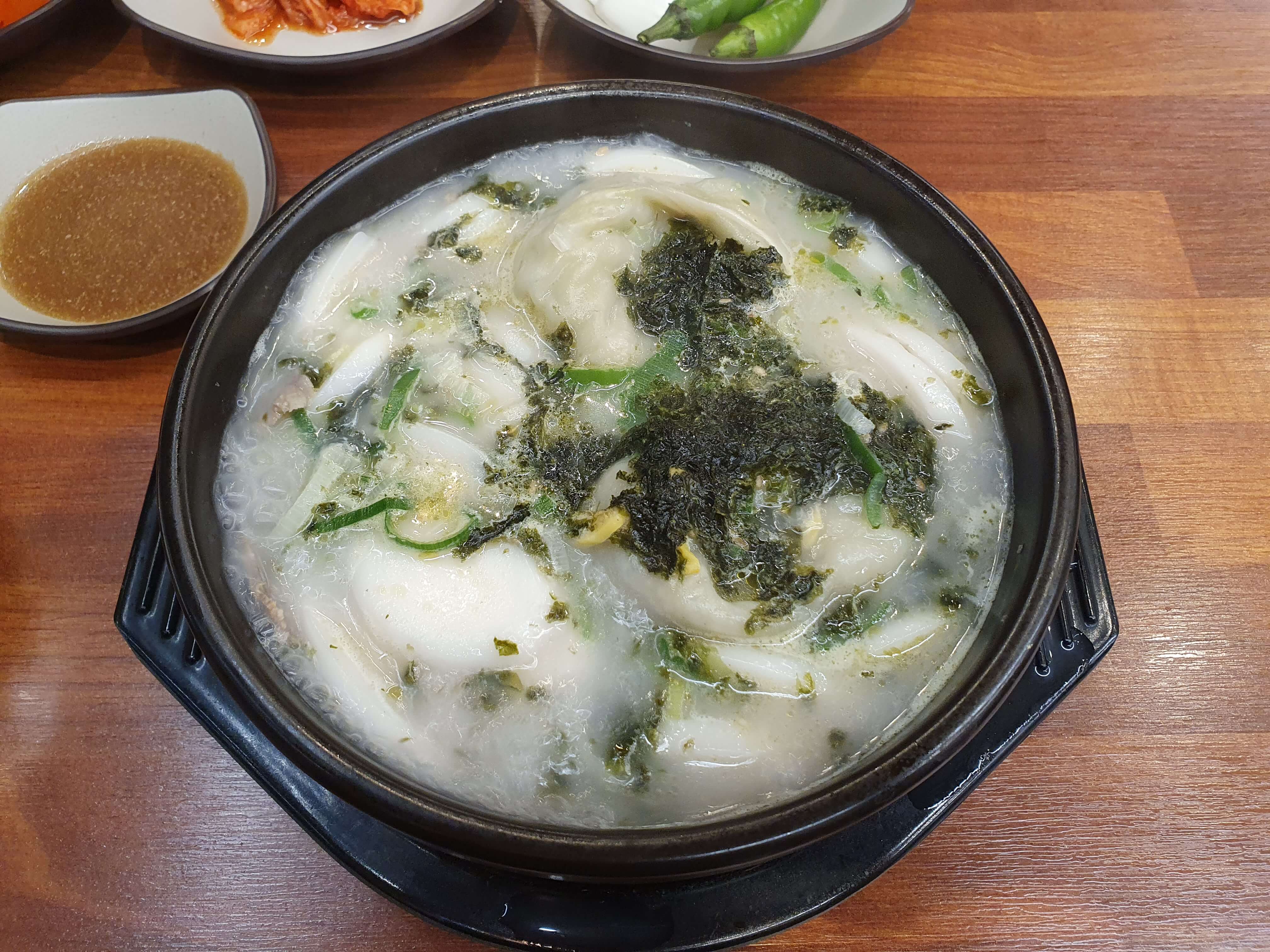 맛은 괜찮으나 고기의 양이 부족한 떡만두설렁탕