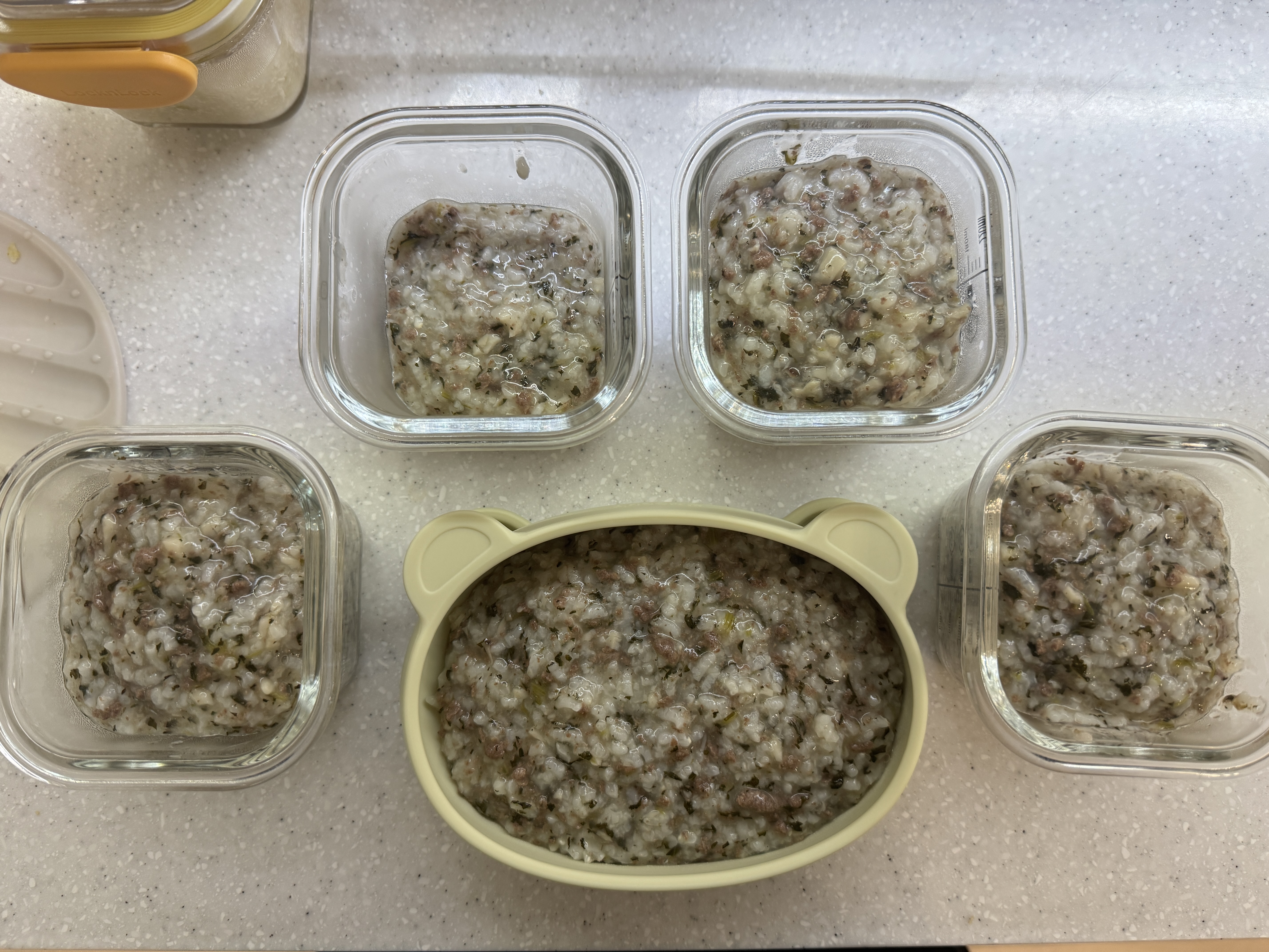 소고기버섯비타민채소 죽 이유식을 소분한 사진