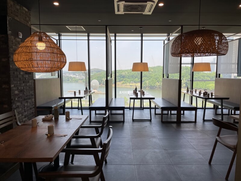 동탄 호수뷰 한정식 맛집 오선 동탄 라크몽 - 창가석
