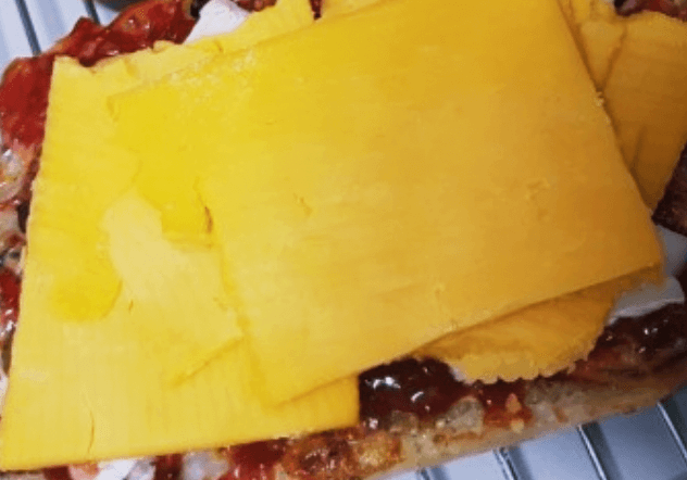 샌드위치-위에-올라간-체다치즈