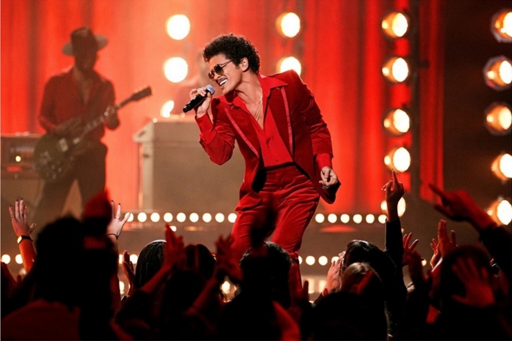 빨간 슈트입고 노래 부르는 브루노 마스