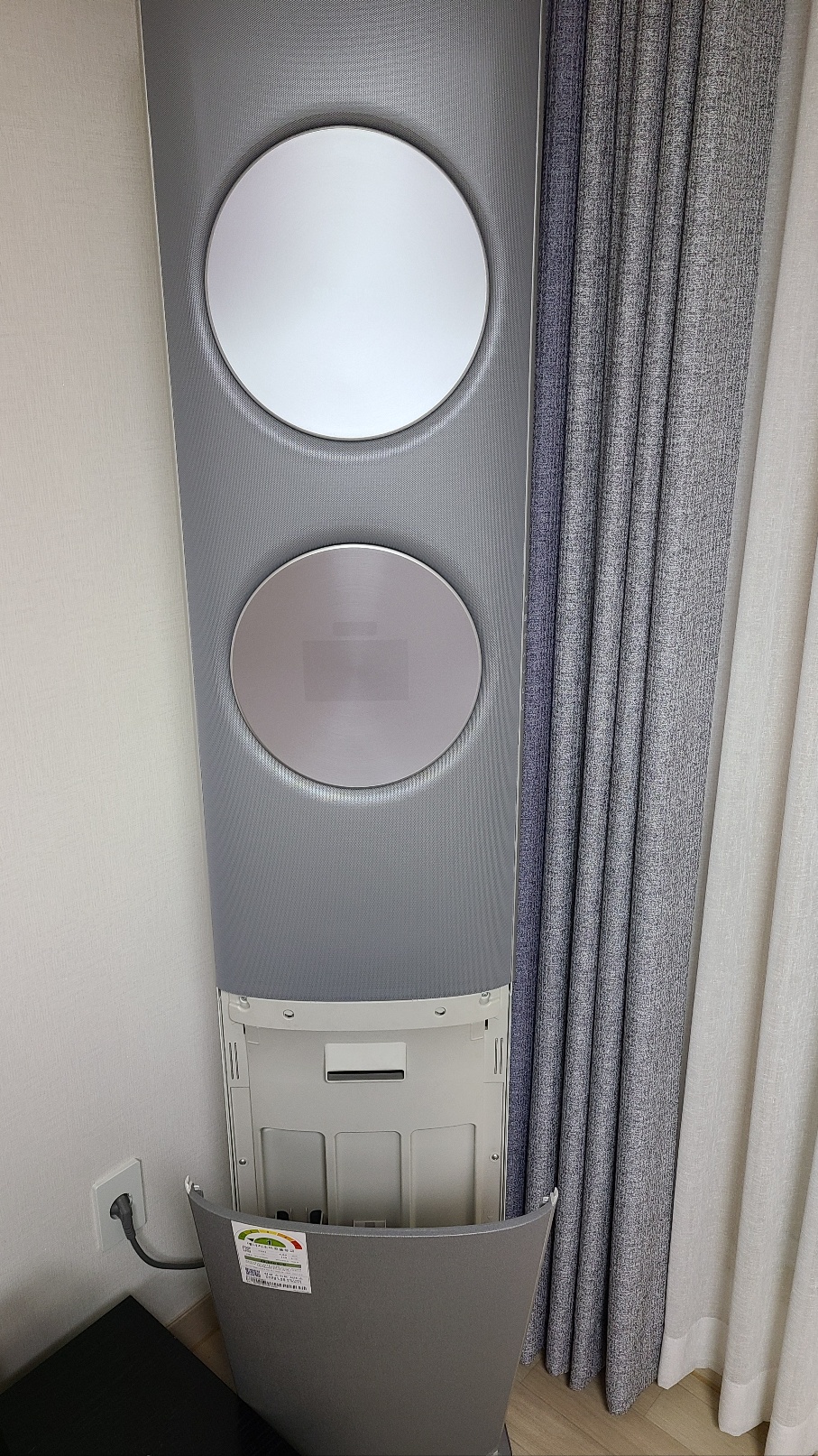 에어컨 세척 준비를 하고 있는 사진입니다.