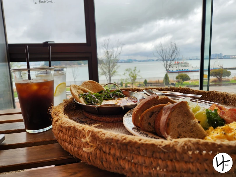 커피와-브런치-바다뷰