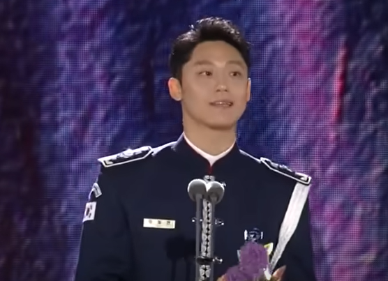 24백상예술대상-신인상-소감을-발표중인-이도현